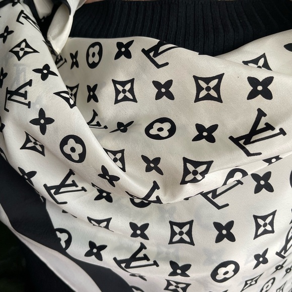 Louis Vuitton Monogram Silk Scarf.🍂🍁 - Picture 5 of 12